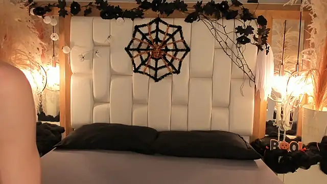 Snapshot of Daphne_And_Roger chatting on October 27, 11:14 am Daphne And Roger online show from October 27, 11:14 am