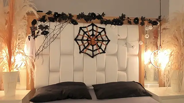 Snapshot of Daphne_And_Roger chatting on October 29, 11:23 am Daphne And Roger online show from October 29, 11:23 am