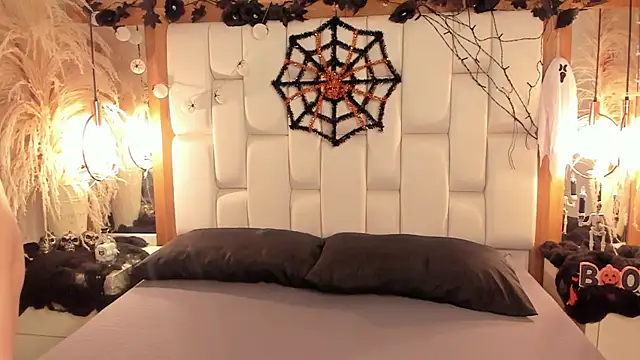 Snapshot of Daphne_And_Roger chatting on October 31, 11:00 am Daphne And Roger online show from October 31, 11:00 am