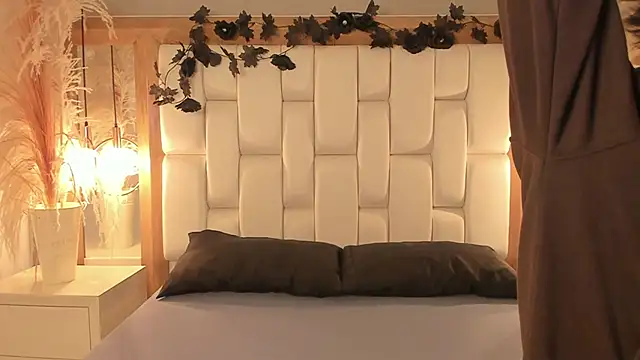 Snapshot of Daphne_And_Roger chatting on November 3, 11:11 am Daphne And Roger online show from November 3, 11:11 am