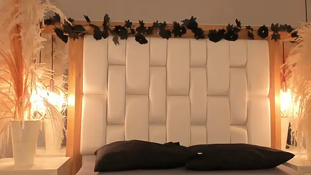 Daphne And Roger online show from December 4, 10:57 am