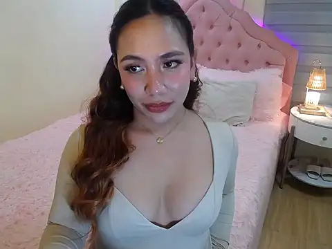 Snapshot of ur_seductivelaura chatting on December 4, 9:56 pm ur seductivelaura online show from December 4, 9:56 pm