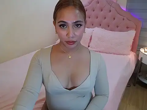 Snapshot of ur_seductivelaura chatting on December 20, 7:48 am ur seductivelaura online show from December 20, 7:48 am