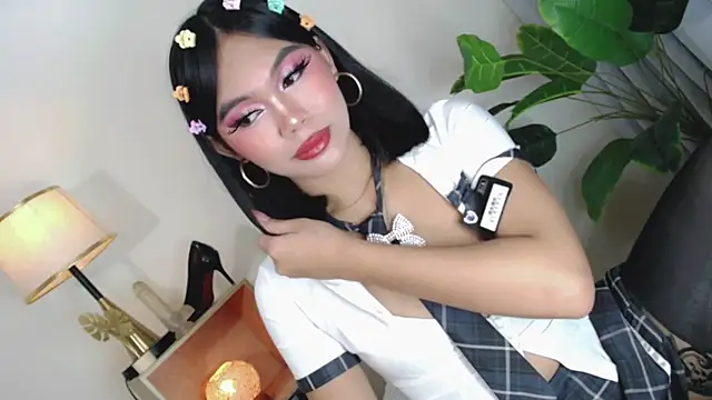 Snapshot of miyaa_Moore chatting on November 18, 5:17 pm miyaa Moore online show from November 18, 5:17 pm