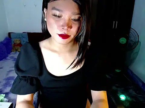 Urassiansweetcummer online show from May 8, 4:29 am