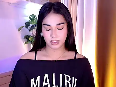 Snapshot of magnificent_kitana chatting on May 6, 5:29 pm magnificent kitana online show from May 6, 5:29 pm