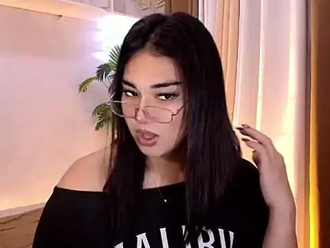 Snapshot of magnificent_kitana chatting on May 10, 9:42 pm magnificent kitana online show from May 10, 9:42 pm
