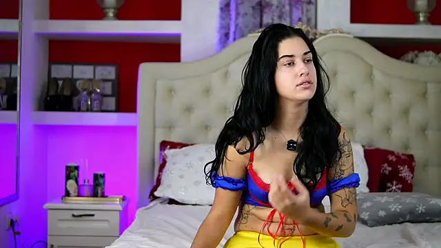 SarraRay online show from November 11, 7:25 pm