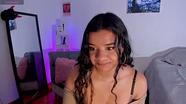 Shophie thoopson online show from May 11, 8:28 pm