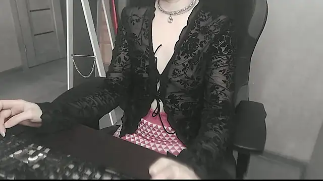 Snapshot of cute_elfy_ chatting on April 12, 9:03 am cute elfy online show from April 12, 9:03 am