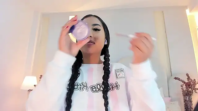 SalomeeBell online show from October 8, 8:50 pm