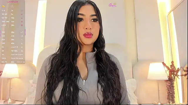 Snapshot of SalomeeBell chatting on June 2, 8:11 pm SalomeeBell online show from June 2, 8:11 pm