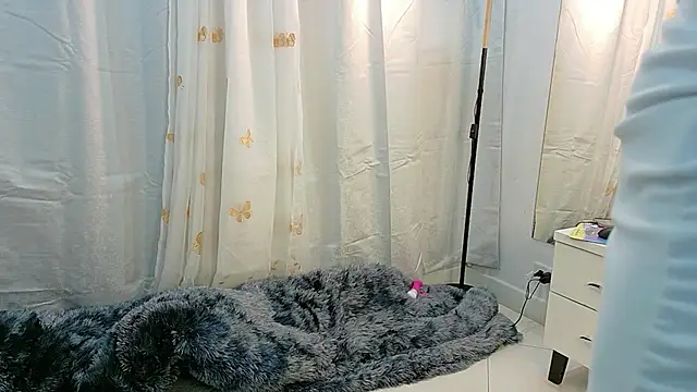 BeccaReedd online show from December 15, 3:00 am