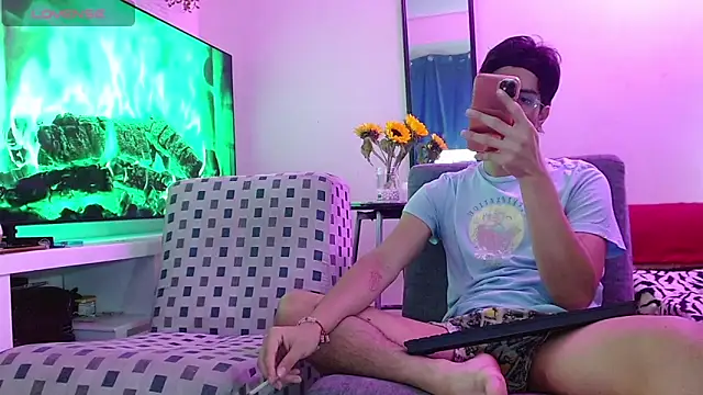 Snapshot of Dylann_west chatting on February 13, 9:44 pm Dylann west online show from February 13, 9:44 pm