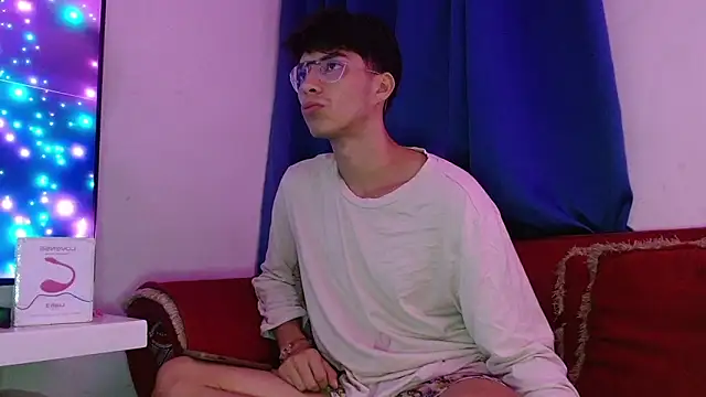 Snapshot of Dylann_west chatting on March 7, 2:41 am Dylann west online show from March 7, 2:41 am