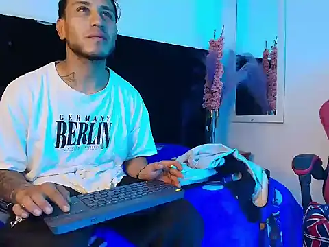 Snapshot of Thonixxx_mr chatting on March 6, 3:47 am Thonixxx mr online show from March 6, 3:47 am