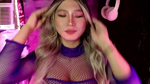 UrhotlucyTS online show from November 1, 6:59 am