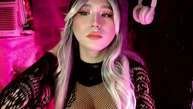 UrhotlucyTS online show from December 3, 6:54 am