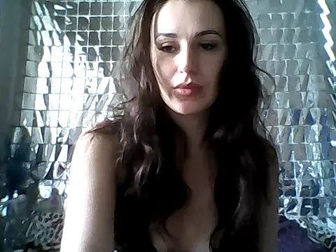 Snapshot of Qinini chatting on October 13, 10:04 am Qinini online show from October 13, 10:04 am