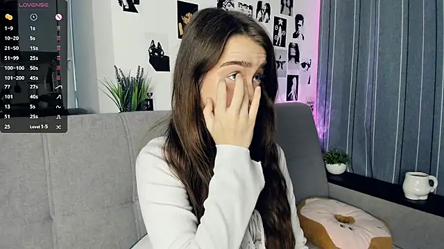 lovelyalivia online show from October 19, 9:32 am