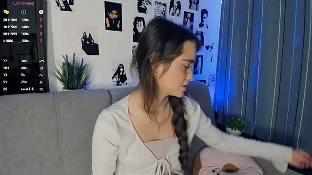 lovelyalivia online show from October 25, 9:17 am