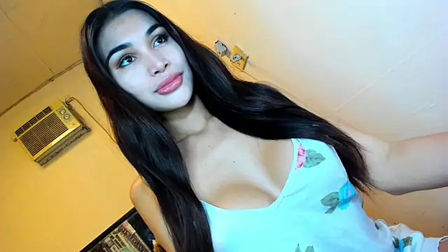 Snapshot of Ms_Monica chatting on May 2, 5:01 am Ms Monica online show from May 2, 5:01 am