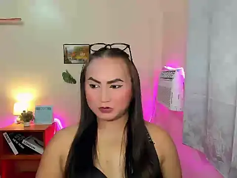 Snapshot of hella_queen chatting on January 6, 5:27 pm hella queen online show from January 6, 5:27 pm