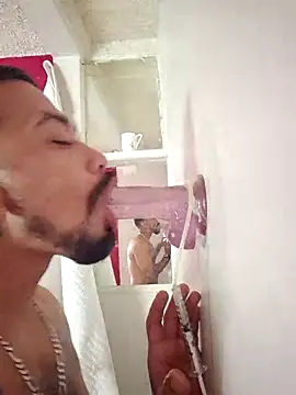 Snapshot of Cnutt310 chatting on October 5, 8:07 pm Cnutt310 online show from October 5, 8:07 pm