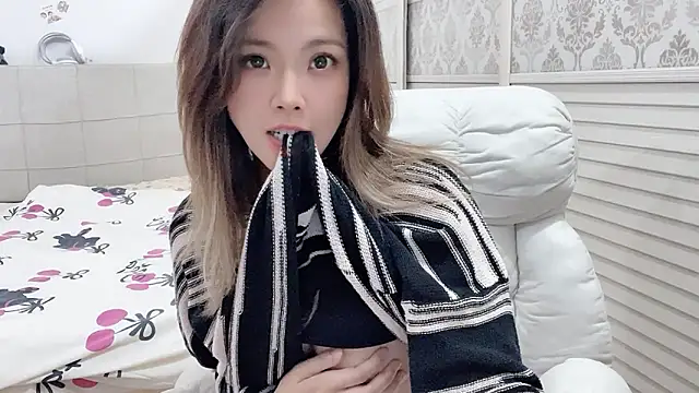 Snapshot of Holiland chatting on October 29, 1:19 am Holiland online show from October 29, 1:19 am