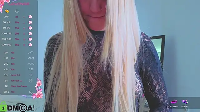 Snapshot of Emmi_crystal chatting on April 20, 7:44 am Emmi crystal online show from April 20, 7:44 am