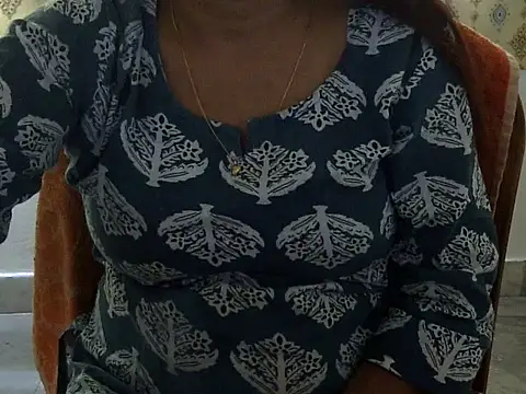 Snapshot of CHAMELI4747 chatting on June 3, 8:28 am CHAMELI4747 online show from June 3, 8:28 am