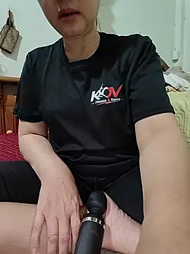 Snapshot of love_sex_05 chatting on June 8, 3:51 am love sex 05 online show from June 8, 3:51 am