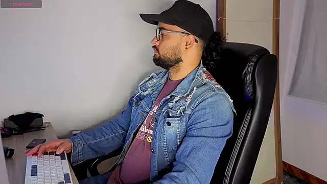 Snapshot of Ernesto-Rodriguez82 chatting on October 10, 2:32 am Ernesto-Rodriguez82 online show from October 10, 2:32 am