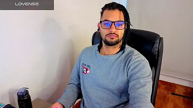 Snapshot of Ernesto-Rodriguez82 chatting on April 4, 11:29 am Ernesto-Rodriguez82 online show from April 4, 11:29 am