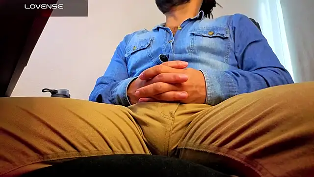 Snapshot of Ernesto-Rodriguez82 chatting on April 17, 1:25 pm Ernesto-Rodriguez82 online show from April 17, 1:25 pm