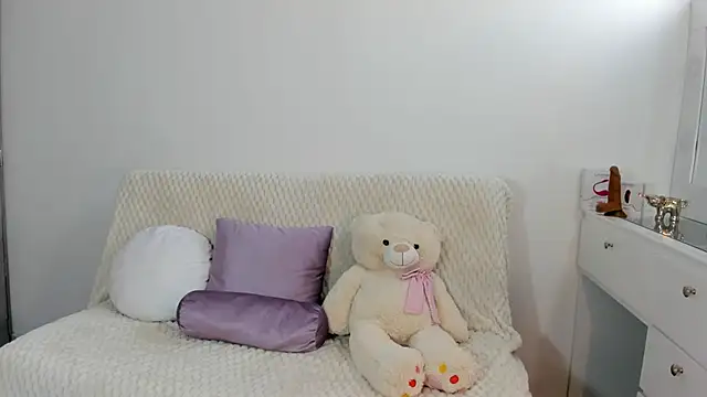 miaravel  online show from December 18, 5:52 pm