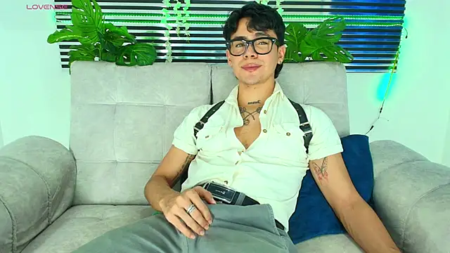 CamiiGuzmanX online show from February 4, 7:42 pm