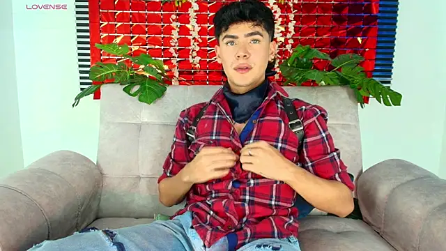 Snapshot of CamiiGuzmanX chatting on February 12, 8:26 pm CamiiGuzmanX online show from February 12, 8:26 pm