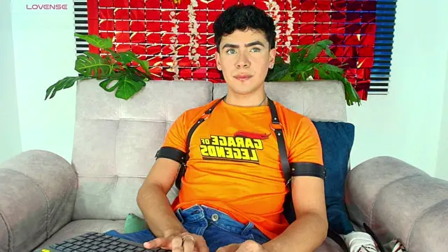 Snapshot of CamiiGuzmanX chatting on February 16, 7:54 pm CamiiGuzmanX online show from February 16, 7:54 pm