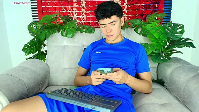 Snapshot of CamiiGuzmanX chatting on February 21, 9:38 pm CamiiGuzmanX online show from February 21, 9:38 pm