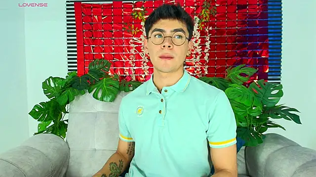 Snapshot of CamiiGuzmanX chatting on February 28, 8:43 pm CamiiGuzmanX online show from February 28, 8:43 pm