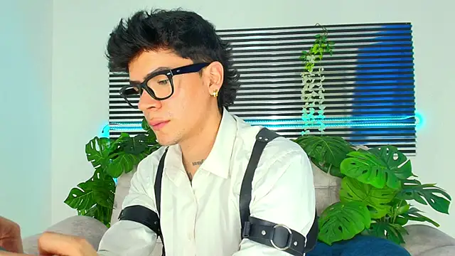 Snapshot of CamiiGuzmanX chatting on March 5, 10:17 pm CamiiGuzmanX online show from March 5, 10:17 pm