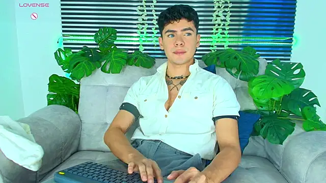 Snapshot of CamiiGuzmanX chatting on March 15, 5:08 pm CamiiGuzmanX online show from March 15, 5:08 pm