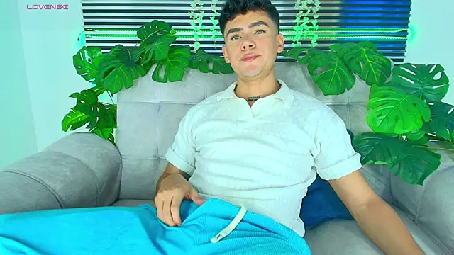 Snapshot of CamiiGuzmanX chatting on March 16, 8:13 pm CamiiGuzmanX online show from March 16, 8:13 pm