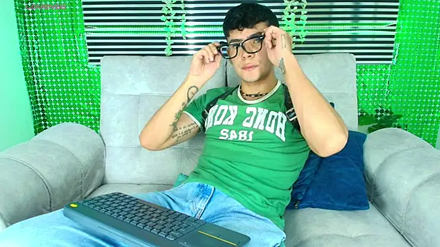 Snapshot of CamiiGuzmanX chatting on March 18, 9:18 pm CamiiGuzmanX online show from March 18, 9:18 pm