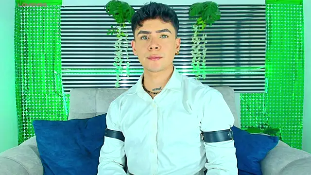 Snapshot of CamiiGuzmanX chatting on March 20, 8:14 pm CamiiGuzmanX online show from March 20, 8:14 pm