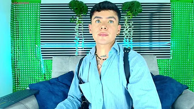 Snapshot of CamiiGuzmanX chatting on March 21, 8:23 pm CamiiGuzmanX online show from March 21, 8:23 pm