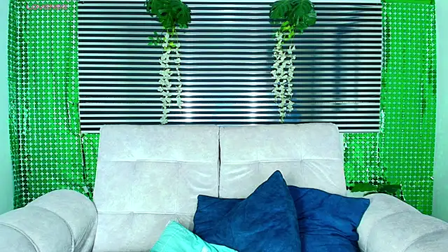 Snapshot of CamiiGuzmanX chatting on March 23, 10:14 pm CamiiGuzmanX online show from March 23, 10:14 pm