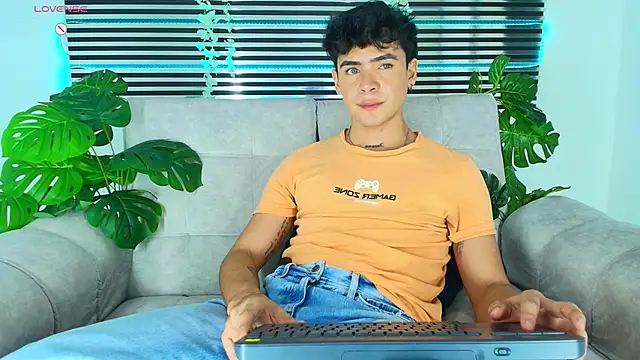 Snapshot of CamiiGuzmanX chatting on April 18, 9:37 pm CamiiGuzmanX online show from April 18, 9:37 pm