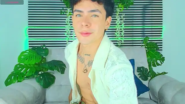 Snapshot of CamiiGuzmanX chatting on April 24, 8:33 pm CamiiGuzmanX online show from April 24, 8:33 pm